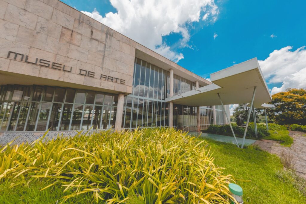 Museu de Arte da Pampulha (MAP). Seu edifício foi projetado pelo arquiteto Oscar Niemeyer, no início da década de 1940